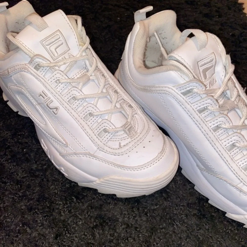 BOYS YOUTH 7/ WOMENS 8 WHITE FILA SNEAKERS❗️